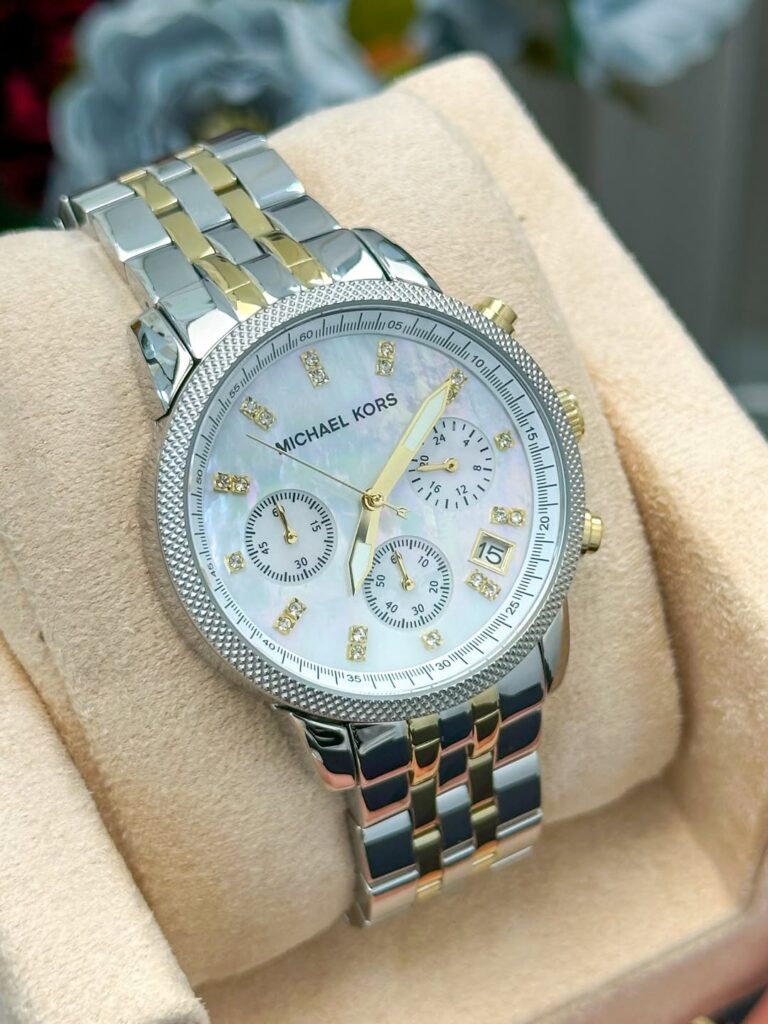 Montre acier pour femme au Maroc avec un cadran élégant.