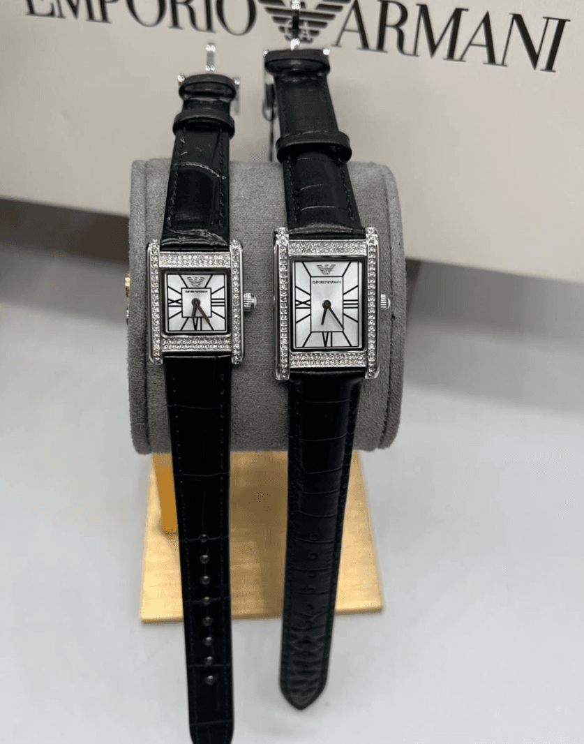 Comparaison des montres Emporio Armani AR11660 20 mm et AR11623 32 mm de la collection XSmall pour femme.