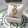Montre-femme-GUESS-GW0683L2-scaled-1.webp Montre Femme GUESS GW0683L2 : L'Éclat Doré du Boîtier en "G"