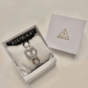 coffret-cadeau-montre-guess-gw0683l1-argentee.png Montre Femme GUESS GW0683L1 : L'Originalité du Boîtier en "G" Argenté