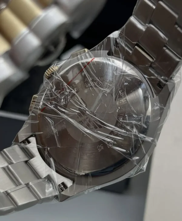 emporio-armani-ar11527-montre-homme-dos-boitier-detail.webp EMPORIO ARMANI Paolo AR11527 Montre Homme Chronographe Bicolore