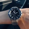 Montre Homme Emporio Armani AR11681 World Explorer Chronographe Solaire 43,5 mm Cadran Bleu Soleillé & Bracelet Acier