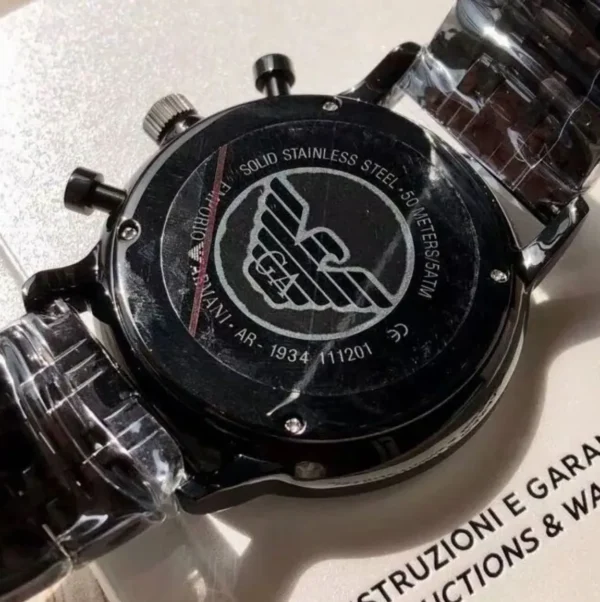 emporio-armani-ar1934-montre-homme-dos-boitier-detail.webp EMPORIO ARMANI Retro AR1934 Montre Homme Chronographe Noire