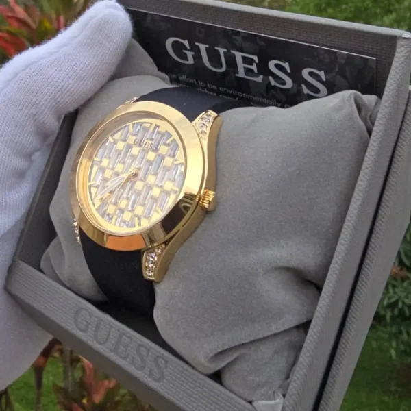 guess-gw0109l1-couronne-boitier-dore.webp GUESS GW0109L1 Clarity – Montre femme dorée à cristaux baguette