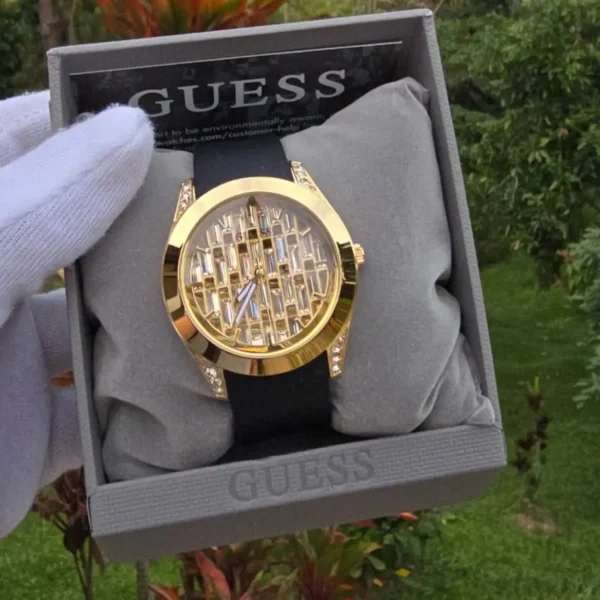guess-gw0109l1-montre-doree-ecrin-original.webp GUESS GW0109L1 Clarity – Montre femme dorée à cristaux baguette