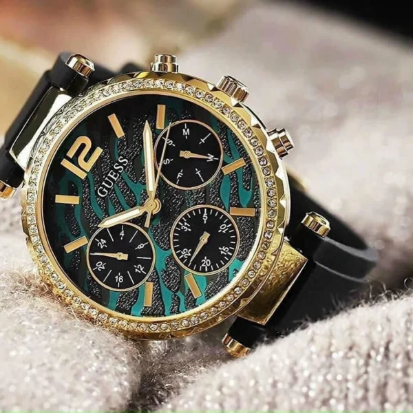 guess-gw0113l1-original-solstice-montre-femme-cadran-vert-dore-au-maroc.webp Guess GW0113L1 Solstice montre femme dorée avec cadran vert et bracelet silicone noir