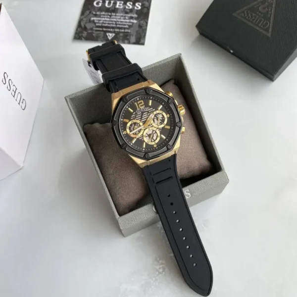 guess-gw0263g1-momentum-boite-originale-homme-au-maroc.webp Guess GW0263G1 Momentum montre homme dorée avec cadran noir et bracelet silicone noir