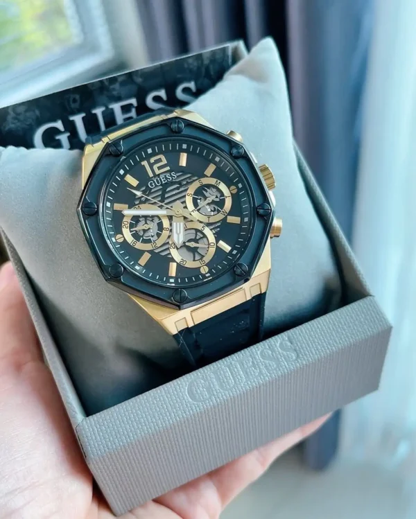 guess-gw0263g1-momentum-boite-originale-homme-cadeau-au-maroc.webp Guess GW0263G1 Momentum montre homme dorée avec cadran noir et bracelet silicone noir