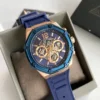 Guess GW0263G2 Momentum montre homme dorée rose avec cadran bleu et bracelet silicone bleu