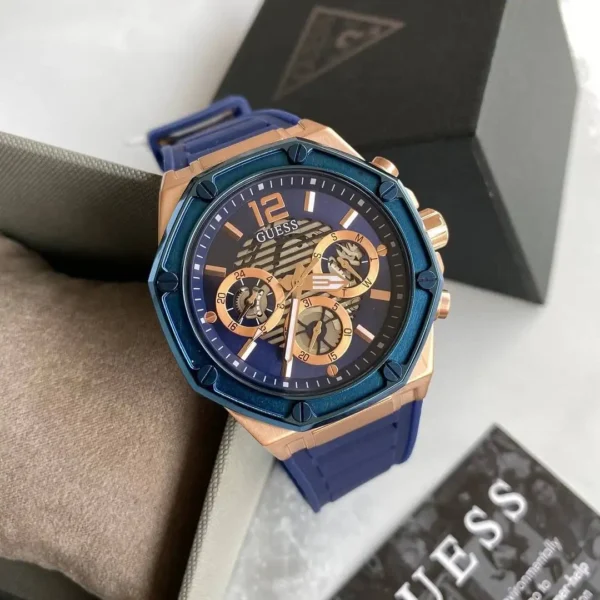 Guess GW0263G2 Momentum montre homme dorée rose avec cadran bleu et bracelet silicone bleu