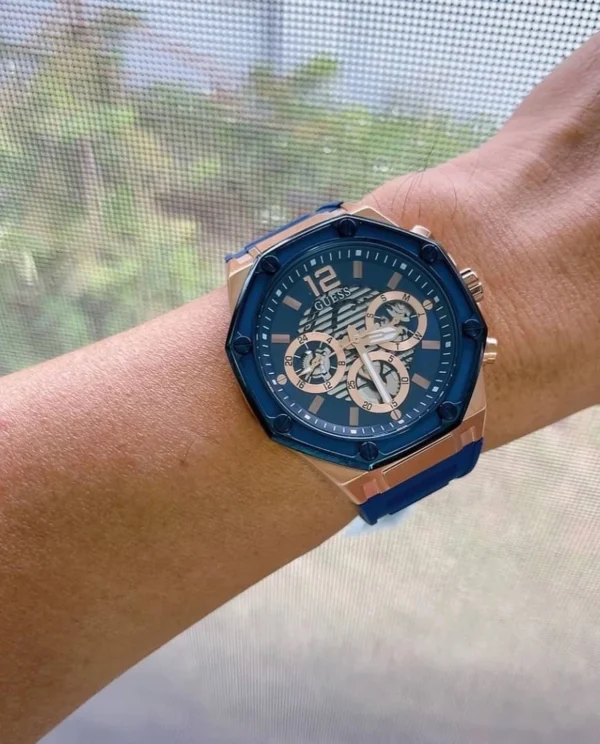 Guess GW0263G2 Momentum montre homme dorée rose avec cadran bleu et bracelet silicone bleu