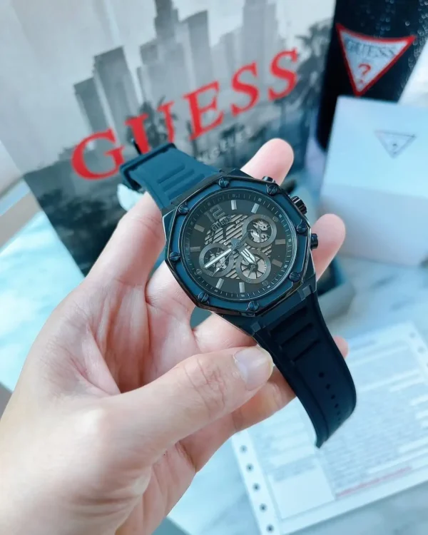 guess-gw0263g4-momentum-bracelet-silicone-noir-detail-homme-au-maroc.webp Guess GW0263G4 Momentum montre homme noire en acier avec bracelet silicone noir