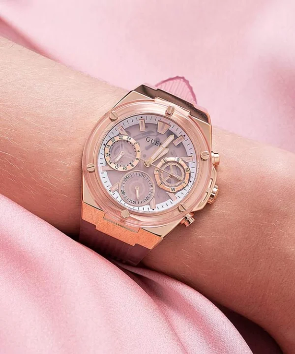 guess-gw0409l3-montre-femme-portee-au-poignet.webp GUESS Athena GW0409L3 Montre Femme Rose Gold Cadran Rose