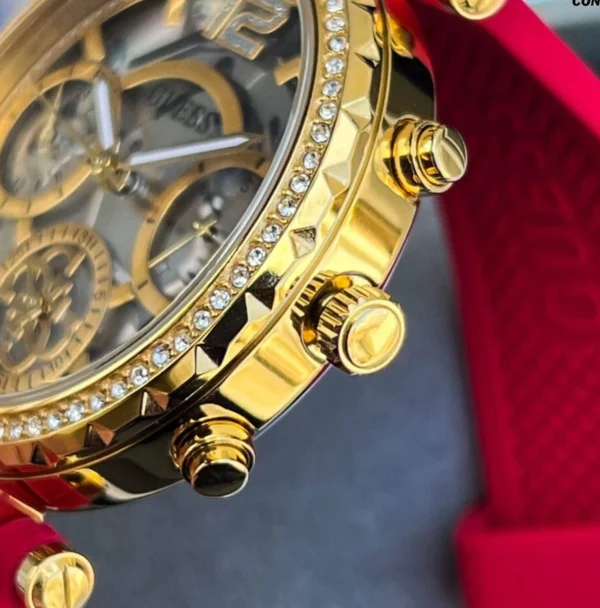 Guess GW0484L1 Solstice montre femme dorée avec cadran transparent et bracelet rouge