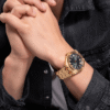guess-gw0575g2-homme-cadran-vert-bracelet-dore-maroc-lifestyle.png Montre homme Guess Asset GW0575G2 en acier doré avec cadran vert et bracelet doré