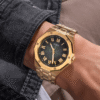 guess-gw0575g2-homme-cadran-vert-bracelet-dore-portee.png Montre homme Guess Asset GW0575G2 en acier doré avec cadran vert et bracelet doré
