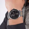 guess-gw0833g3-vinyl-homme-cadran-noir-acier-2tone-angle-poignet.webp Montre homme Guess Vinyl GW0833G3 en acier inoxydable 2-tone avec cadran noir et diamant