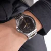 guess-gw0833g3-vinyl-homme-cadran-noir-acier-2tone-portee.webp Montre homme Guess Vinyl GW0833G3 en acier inoxydable 2-tone avec cadran noir et diamant