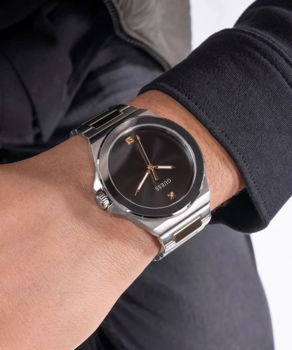 guess-gw0833g3-vinyl-homme-cadran-noir-acier-2tone-portee.webp Montre homme Guess Vinyl GW0833G3 en acier inoxydable 2-tone avec cadran noir et diamant