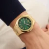 guess-gw0849g2-emperor-montre-homme-doree-cadran-vert-poignet.webp GUESS GW0849G2 Emperor – Montre Homme Dorée à Cadran Vert