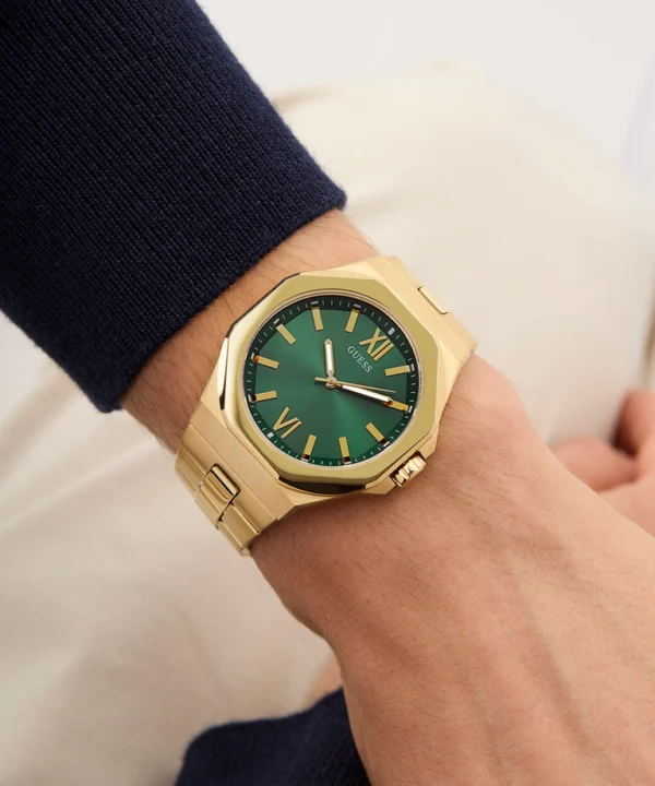 guess-gw0849g2-emperor-montre-homme-doree-cadran-vert-poignet.webp GUESS GW0849G2 Emperor – Montre Homme Dorée à Cadran Vert
