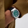 guess-gw0850g1-emperor-homme-cadran-vert-bracelet-noir-portee.webp Montre homme Guess Emperor GW0850G1 en acier argenté avec cadran vert et bracelet silicone noir