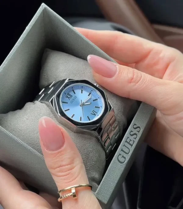 guess-gw0873l1-montre-femme-dans-sa-boite.webp GUESS Empress GW0873L1 Montre Femme Argentée Cadran Bleu
