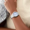 guess-gw0873l1-montre-femme-portee-au-poignet.webp GUESS Empress GW0873L1 Montre Femme Argentée Cadran Bleu
