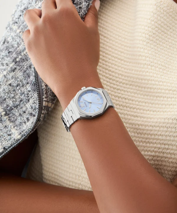 guess-gw0873l1-montre-femme-portee-au-poignet.webp GUESS Empress GW0873L1 Montre Femme Argentée Cadran Bleu