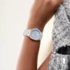 guess-gw0873l1-montre-femme-portee-au-poignet-maroc.webp GUESS Empress GW0873L1 Montre Femme Argentée Cadran Bleu
