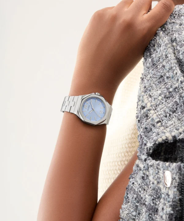 guess-gw0873l1-montre-femme-portee-au-poignet-maroc.webp GUESS Empress GW0873L1 Montre Femme Argentée Cadran Bleu