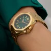 guess-gw0873l2-femme-cadran-vert-acier-dore-portee.webp Montre femme GUESS GW0873L2 Empress en acier inoxydable doré avec cadran vert