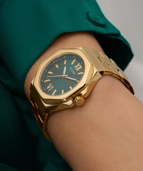 guess-gw0873l2-femme-cadran-vert-acier-dore-portee.webp Montre femme GUESS GW0873L2 Empress en acier inoxydable doré avec cadran vert