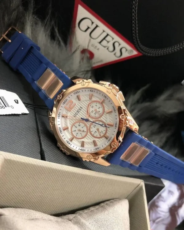 guess-w0325l8-intrepid-2-bracelet-silicone-bleu.webp GUESS W0325L8 Intrepid 2 – Montre Femme Bleu et Rose Gold