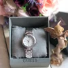 guess-w0767l1-montre-femme-dans-sa-boite.webp GUESS Park Ave South W0767L1 Montre Femme Argentée