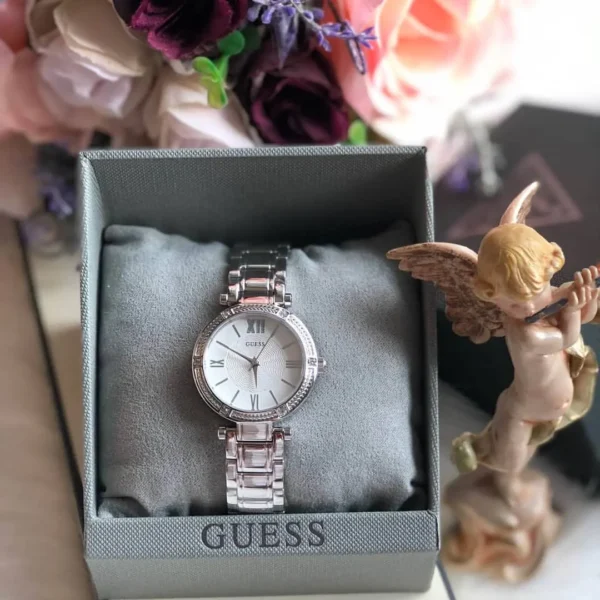 guess-w0767l1-montre-femme-dans-sa-boite.webp GUESS Park Ave South W0767L1 Montre Femme Argentée