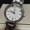 guess-w0767l1-montre-femme-detail-cadran-serti-de-pierres.webp GUESS Park Ave South W0767L1 Montre Femme Argentée