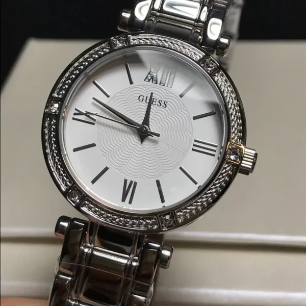 guess-w0767l1-montre-femme-detail-cadran-serti-de-pierres.webp GUESS Park Ave South W0767L1 Montre Femme Argentée