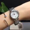 guess-w0767l1-montre-femme-portee-au-poignet.webp GUESS Park Ave South W0767L1 Montre Femme Argentée