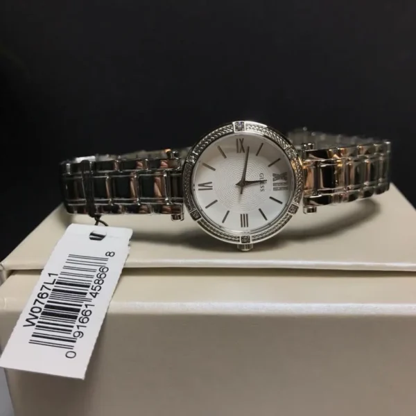 guess-w0767l1-montre-femme-presentee-dans-son-ecrin.webp GUESS Park Ave South W0767L1 Montre Femme Argentée