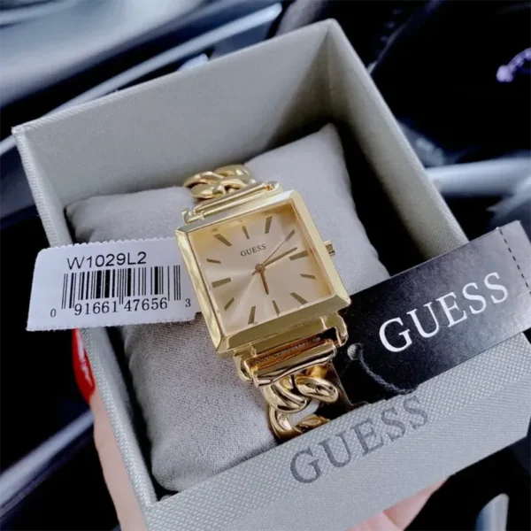 guess-w1029l2-vanity-cadran-dore-carre-coffret.webp GUESS W1029L2 Vanity – Montre femme dorée à cadran carré