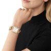 michael-kors-emery-mk7300-portee.png Montre Femme Michael Kors Emery MK7300 : Rectangulaire, Dorée et Bracelet Chaîne