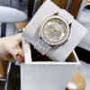 michael-kors-jessa-mk7204-or-blanc-boite.png Montre Femme Michael Kors Jessa MK7204 : L'Éclat Doré et Blanc Multifonction