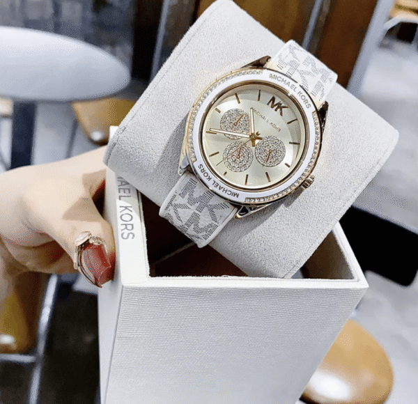michael-kors-jessa-mk7204-or-blanc-boite.png Montre Femme Michael Kors Jessa MK7204 : L'Éclat Doré et Blanc Multifonction