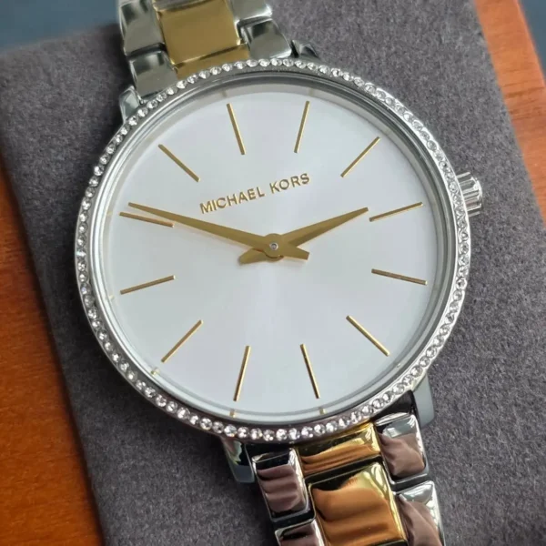 michael-kors-mk1041-pyper-coffret-montre-bracelet-boucles.webp Michael Kors MK1041 Pyper – Montre femme bicolore pavée