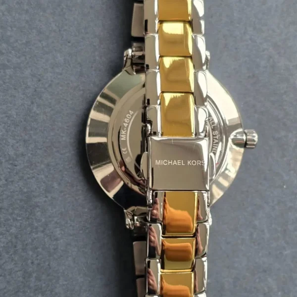 michael-kors-mk1041-pyper-dos-boitier-fermoir.webp Michael Kors MK1041 Pyper – Montre femme bicolore pavée