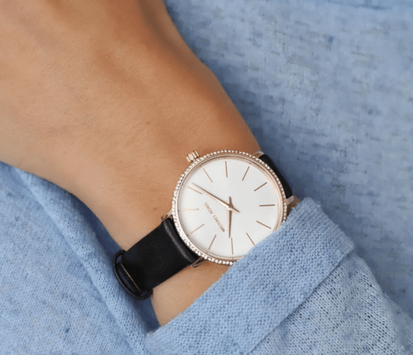 michael-kors-mk2835-portee-poignet-femme-32mm.png Montre Femme Michael Kors Pyper MK2835 Or Rose et Cuir Noir (32mm)