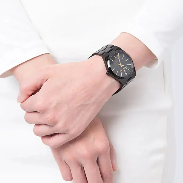 michael-kors-mk6625-femme-cadran-noir-acier-noir-portee-maroc.webp Montre Femme Michael Kors MK6625 Channing Acier Noir Cadran Pailleté