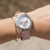 michael-kors-mk7206-montre-femme-jessa-bracelet-rose-detail-portee.webp MICHAEL KORS Jessa MK7206 Montre Femme Rose Argentée