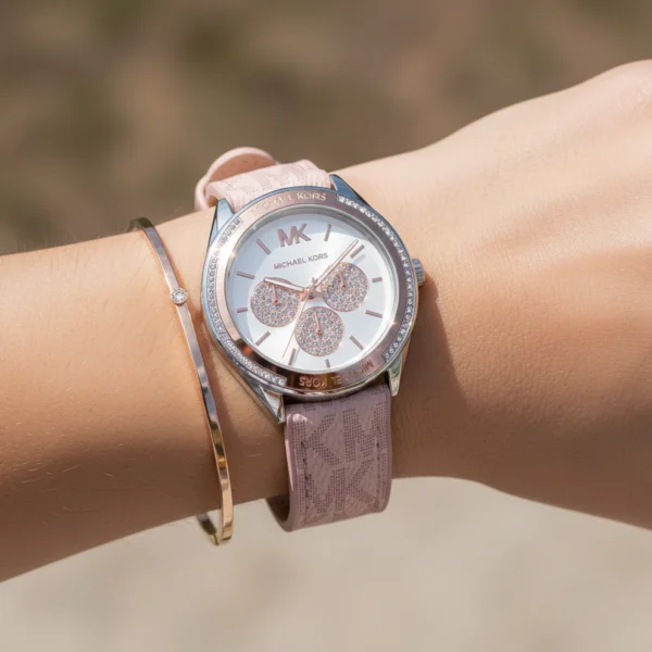 michael-kors-mk7206-montre-femme-jessa-bracelet-rose-detail-portee.webp MICHAEL KORS Jessa MK7206 Montre Femme Rose Argentée